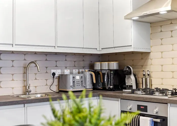 Central Charm: Stylish & Comfy 2Br Flat In Central