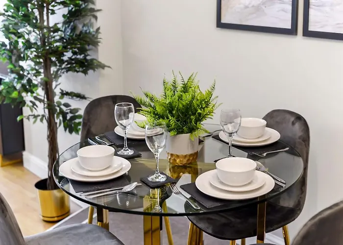 Central Charm: Stylish & Comfy 2Br Flat In Central